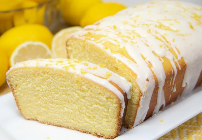 Kaksi reseptiä sitruunakakkujen paistamiseen leipäpannusta ovat tuoreita ja mehukkaita, suosittuja nuorten ja vanhojen keskuudessa