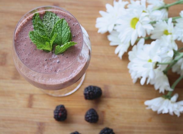 Sitruunamelissa tee - koskemattomuutta ja psyykkistä vahvistavat luonnon smoothien marjojen lahjat sitruunamelissa