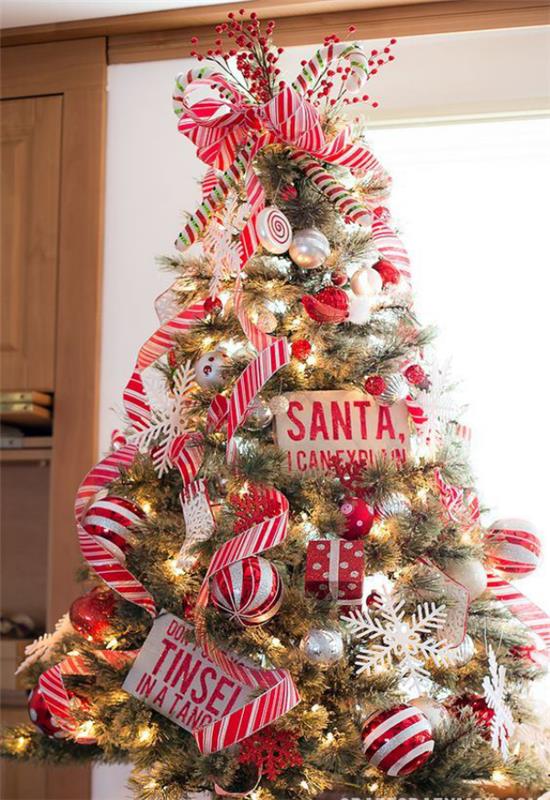Karkkitangot hauska koristeellinen joulukuusi punaisella ja valkoisella koristavat todellisen kohokohdan