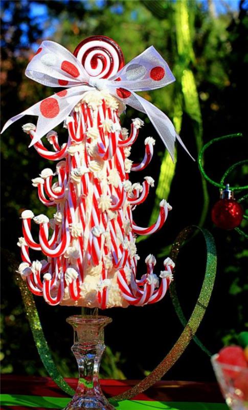 Candy-keppejä hauska koriste iso lasiastia, joka on koristeltu söpöillä tikuilla ja muilla koruilla katseenvangitsijana