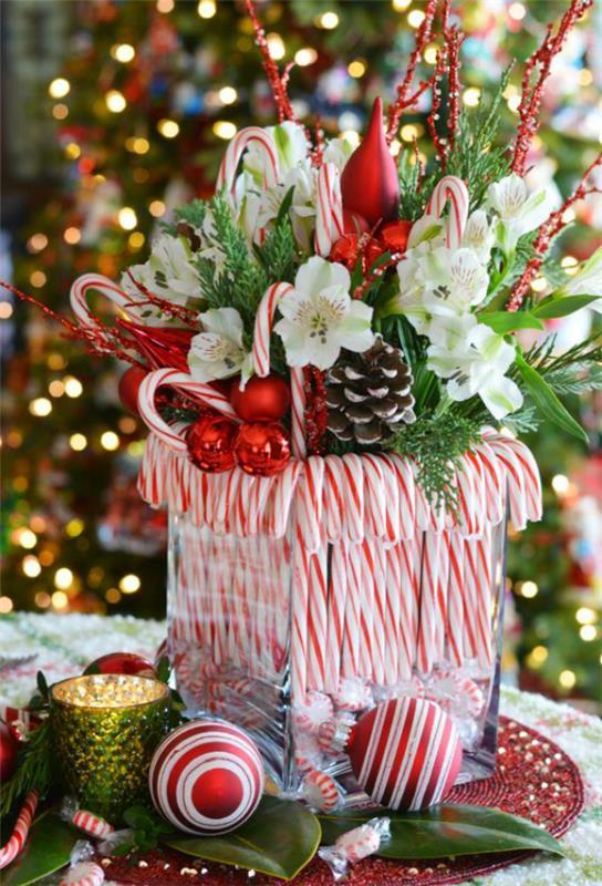 Karkkitangot hauska sisustus iso lasipurkki täynnä herkkuja kukkia joulukoristeita