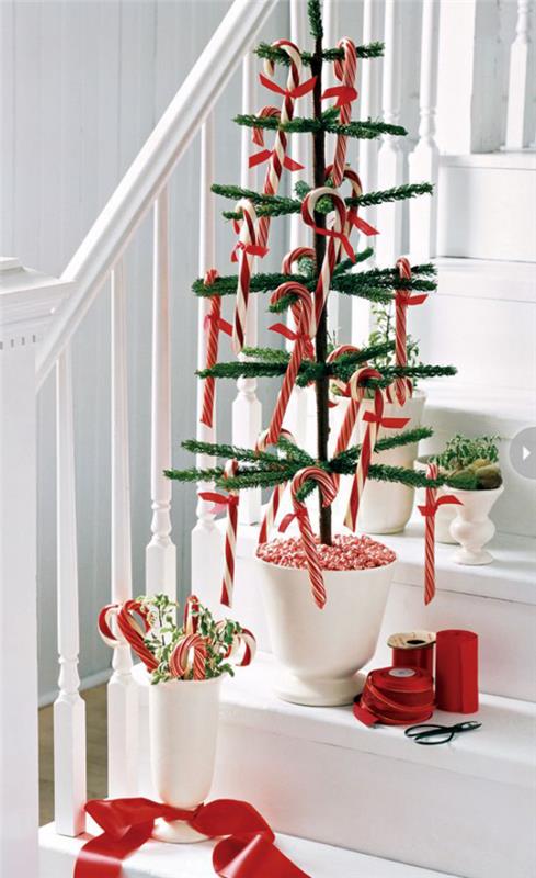 Candy -keppejä hauska koriste portaassa, pienet joulukuusenkoristeet valkoisella ja punaisella