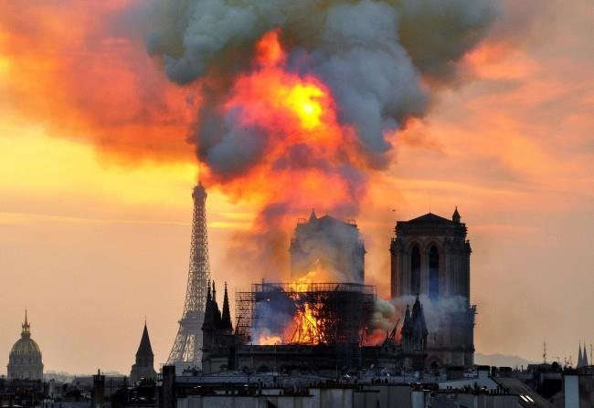 Kaksi droonia ja palontorjuntarobotti Colossus auttoivat pysäyttämään Notre Damen tulipalon kaukaa