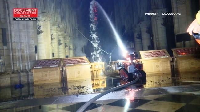 Kaksi droonia ja Colossus -palontorjuntarobotti auttoivat pysäyttämään Notre Damen palon, robotit toiminnassa