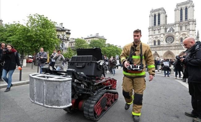 Kaksi droonia ja Colossus-sammutusrobotti auttoivat pysäyttämään Notre Damen tulipalon. Colossuksen työ on päättynyt