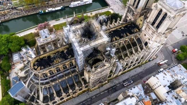 Kaksi droonia ja Colossus-palontorjuntarobotti auttoivat pysäyttämään Notre Damen tulipalon. Näkymä katedraalin ylhäältä