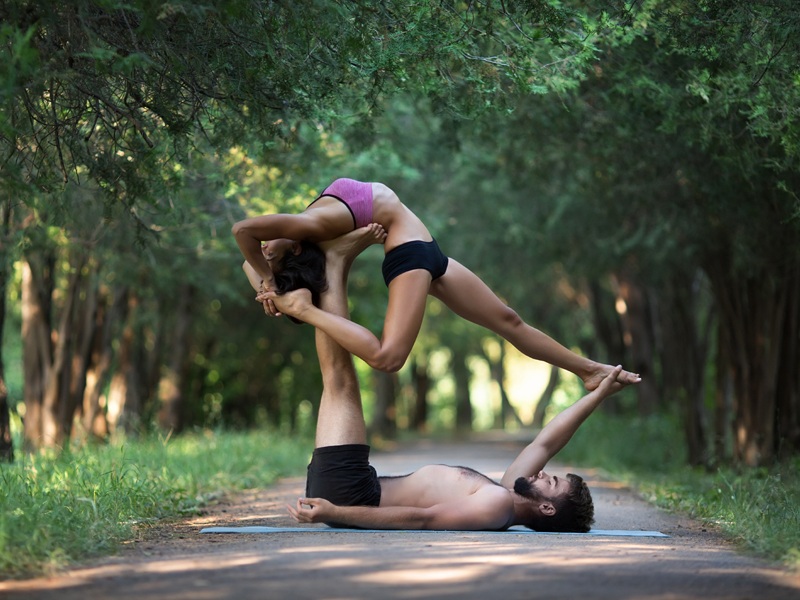 Acro Yoga Asanas og fordele