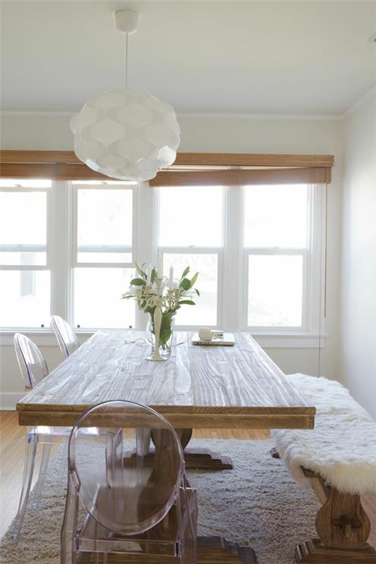 akryylituolit aito puukalusteet ruokasali skandinaavinen sisustus maalaismainen ruokapöytä