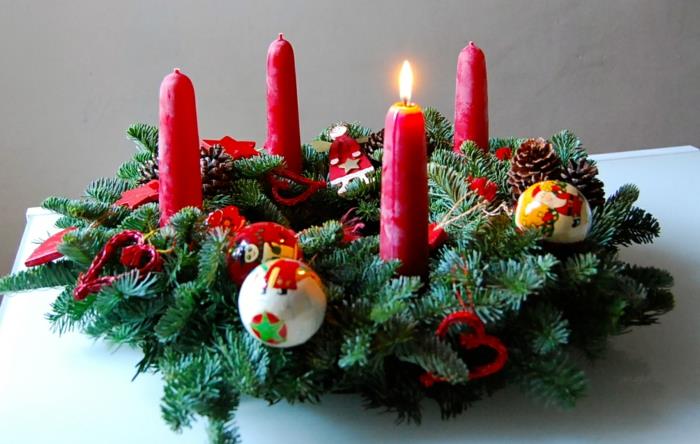 adventti seppele tarkoittaa punaisia ​​kynttilöitä puu riipuksia adventti seppele deco ideoita