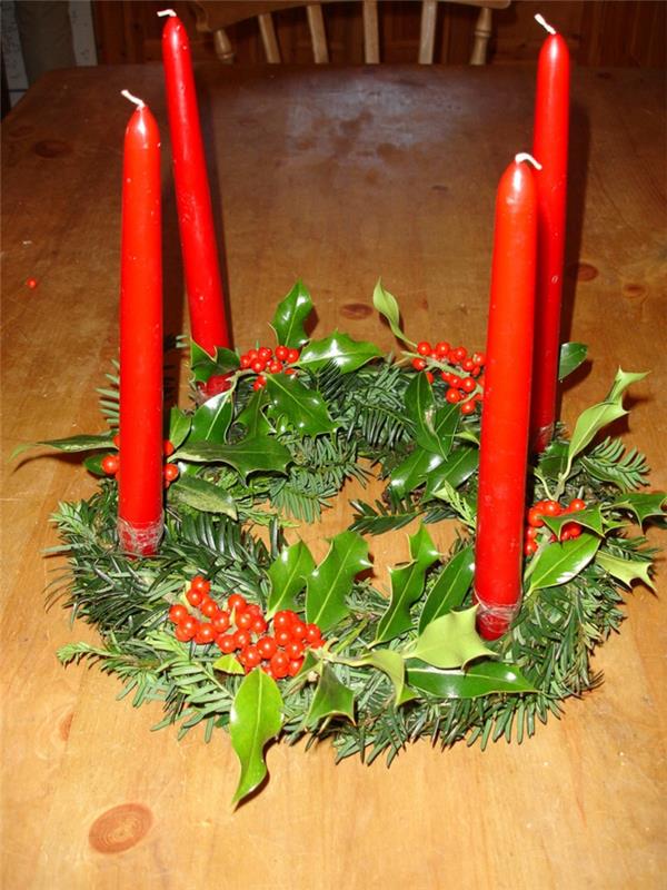 ideoita adventti seppele juhlapöydän koristeet punaiset kynttilät vihreät lehdet