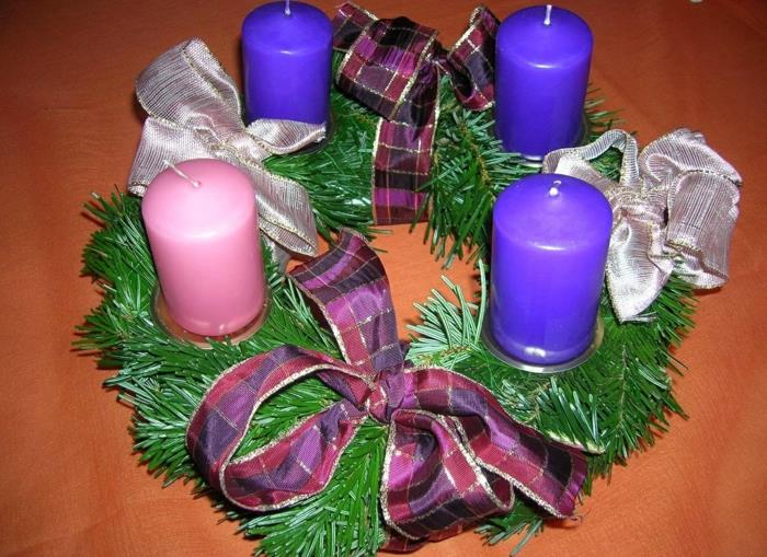 koristele adventtiseppele neljä kynttilää vaaleanpunaiset violetit nauhat deco ideoita joulu