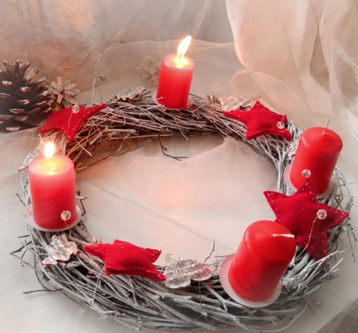 ideoita adventti seppele joulu ideoita punaiset kynttilät oksat