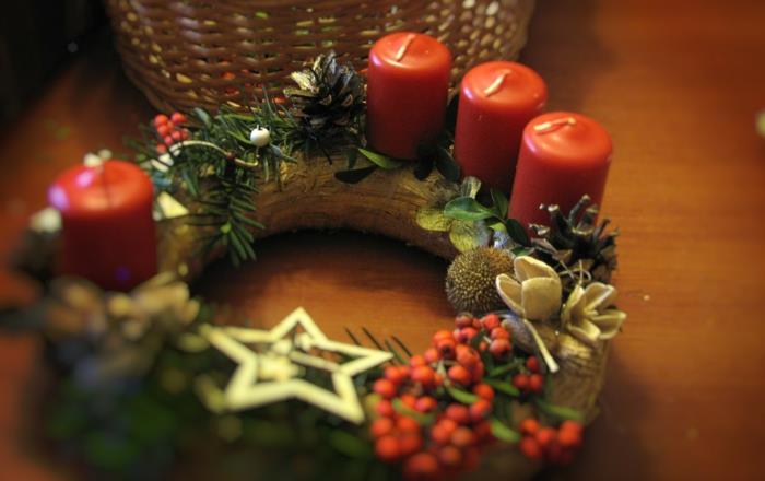 koristele adventtikranssin joulun symbolit juhlapöydän koristeet