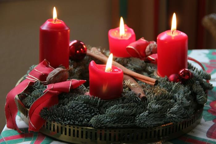 ideoita adventti seppele mielenkiintoisia ideoita punaiset kynttilät juhlapöydän koristeet