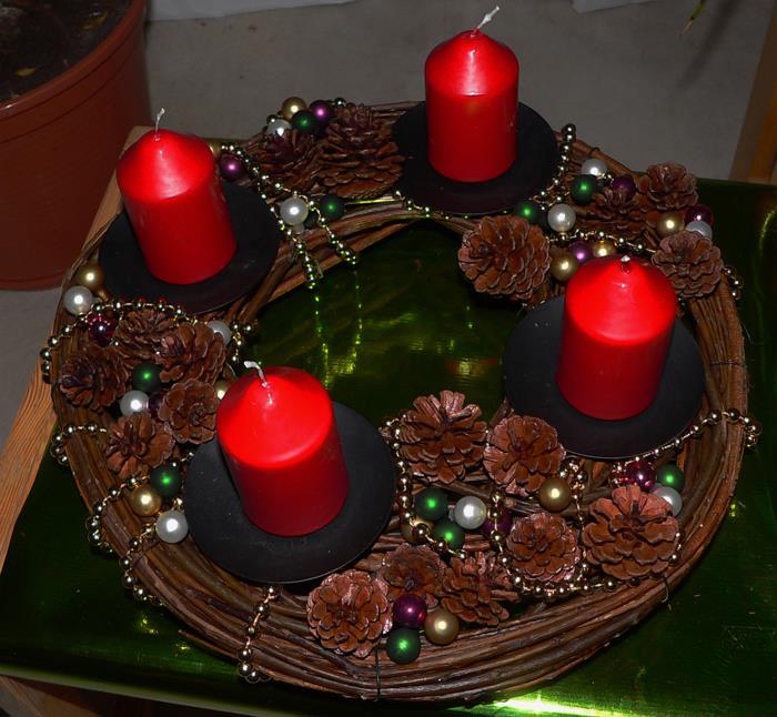 ideoita adventti seppele punaiset kynttilät koriste ketjut kartiot koristeelliset ideat joulu