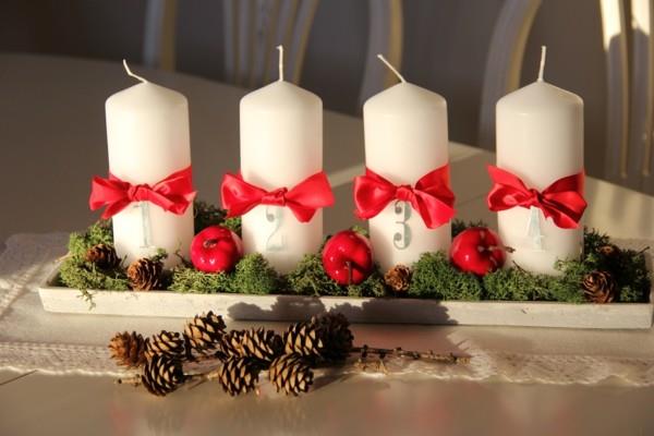 tee omat adventtiseppeleesi valkoiset kynttilät sammalkartiot punaiset nauhat