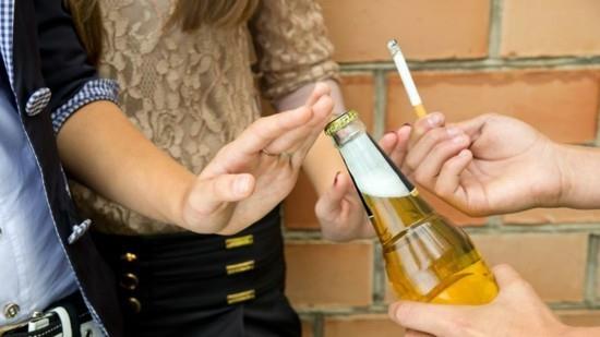 luopua alkoholista ja savukkeista, mikä auttaa ryppyjä vastaan