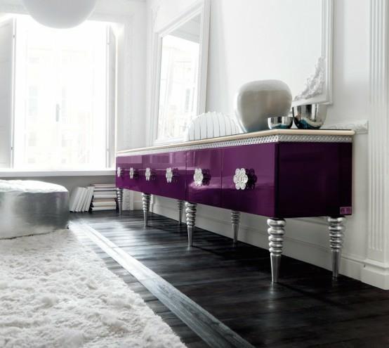 ruokasalin sisustus suunnittelija pukeutuja violetti hopea jalat