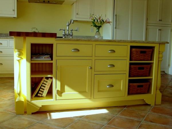 vanha lipasto keittiön korttelina hassu keltainen laatikko