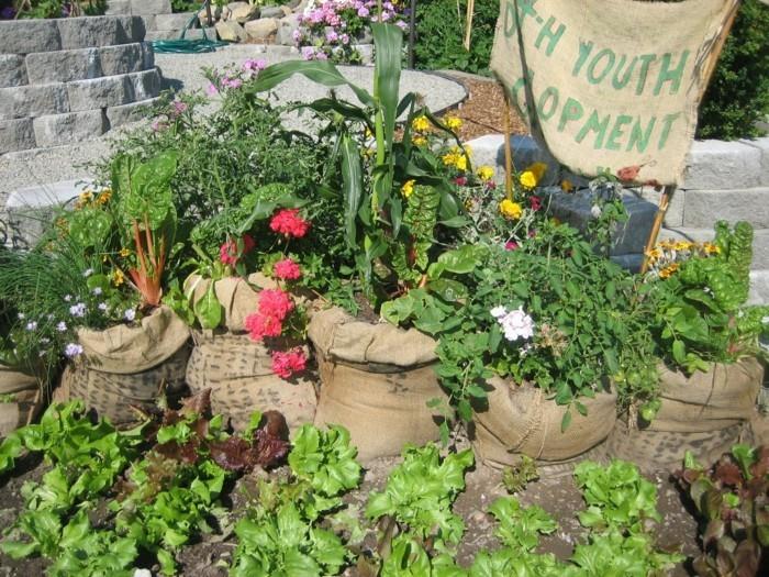 vanhat sisal -pussit kierrättävät puutarhaideoita pienellä rahalla