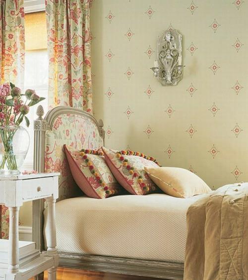 vanhanaikainen yhden hengen vuode idea makuuhuone valkoinen puinen sivupöytä hylly kirjat kukka maljakko