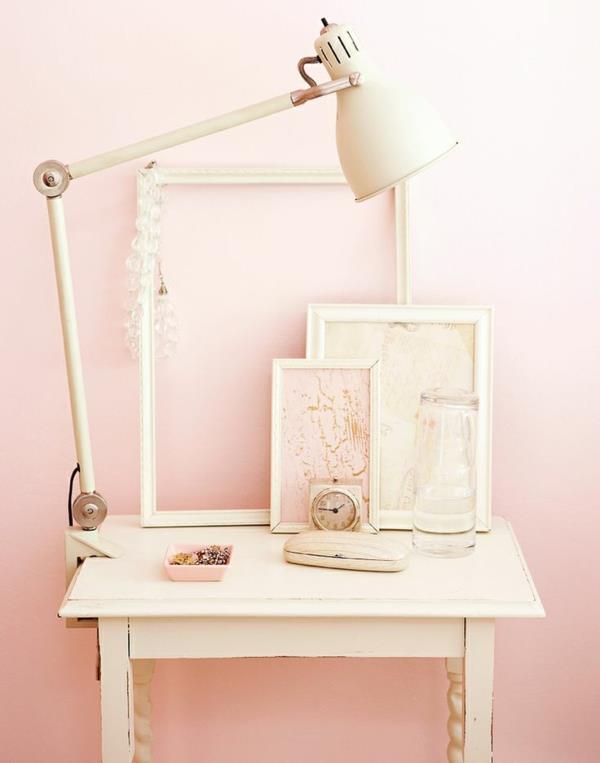 hämärä vaaleanpunainen seinäväri vaalea pastelliväri vintage huonekalut pöytävalaisin