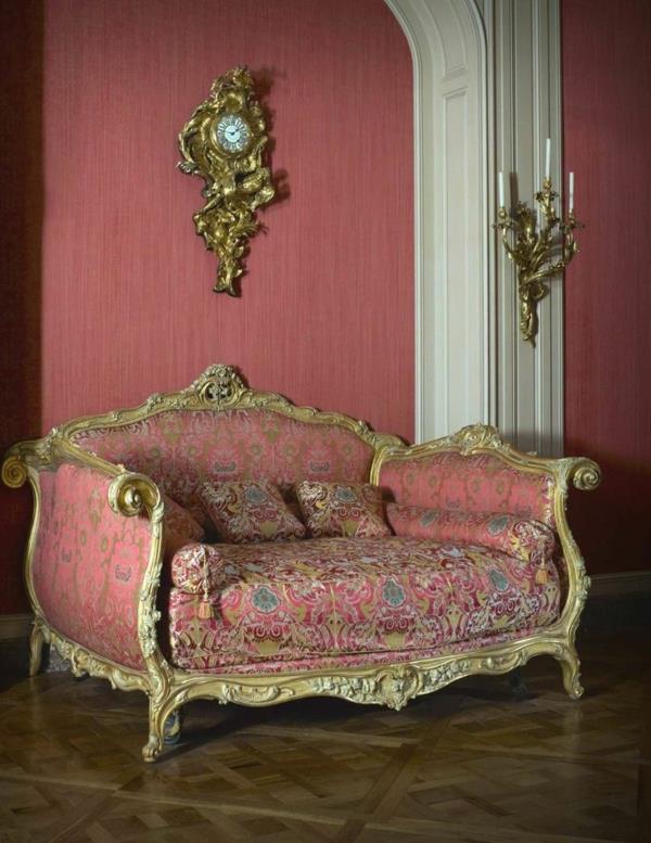 hämärä vaaleanpunainen seinäväri olohuone klassinen vintage -sohva