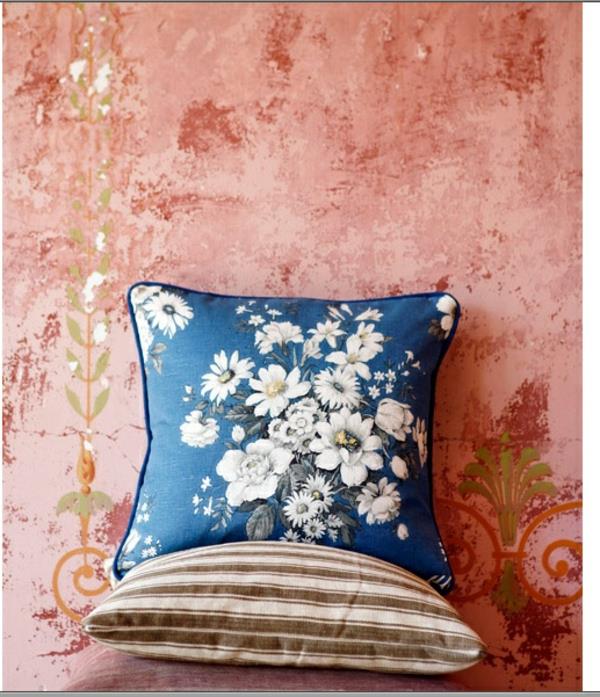 hämärä vaaleanpunainen seinäväri olohuone klassiset vintage -tyynyt sininen