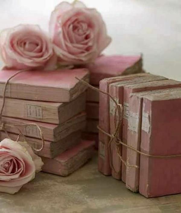 hämärän vaaleanpunaiset väriideat olohuone klassiset vintage -ruusukirjat