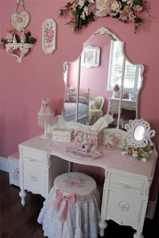 hämärä vaaleanpunainen olohuone klassinen vintage -peilipöytä