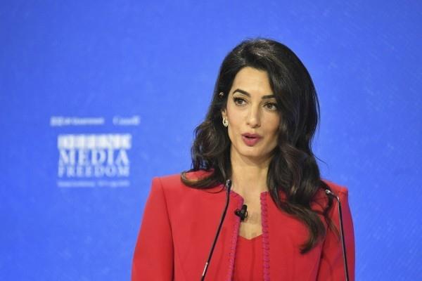 amal Clooney puhujana konferenssissa