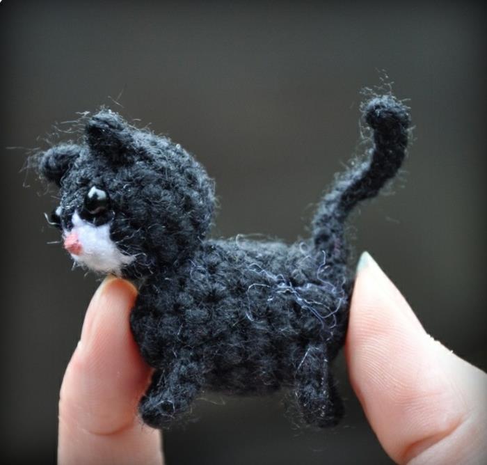 amigurumi virkattu kuvio pieni musta kissa