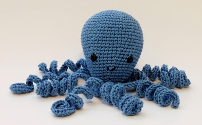 amigurumi mustekala sinisenä