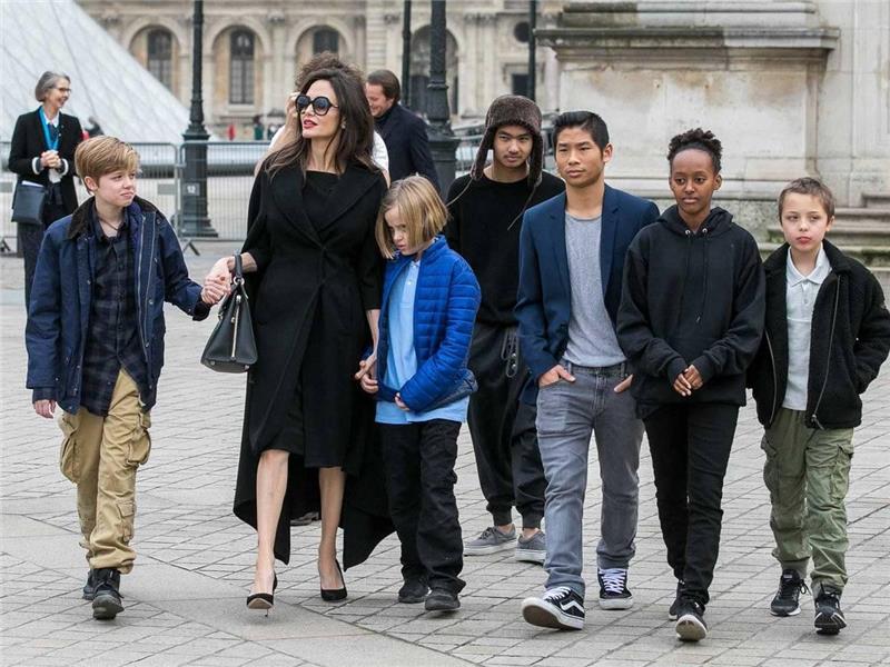 angelina jolie monien lasten kanssa
