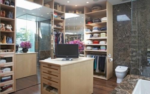 pukuhuoneen suunnittelu tyylikäs puu kylpyhuone wc tietokone peiliseinä