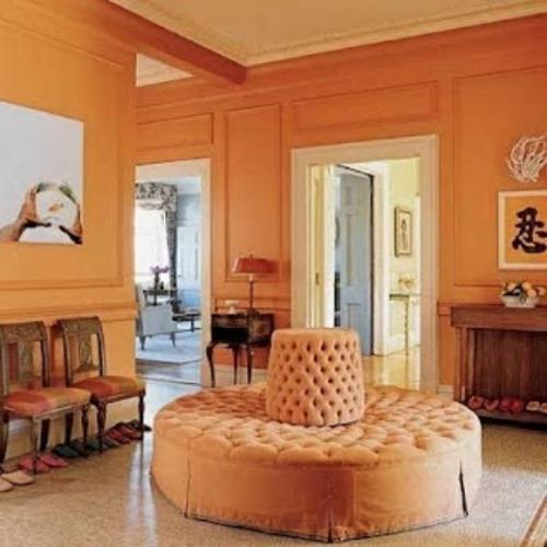 pukuhuone järjestää keltainen beige sohva pyöreät tuolit