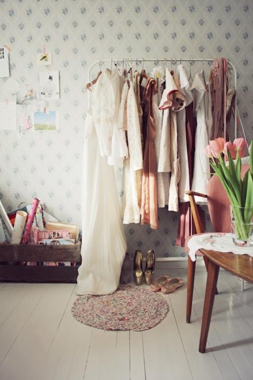 pukuhuone järjestää naisten tulppaanit aikakauslehtien vaatteet