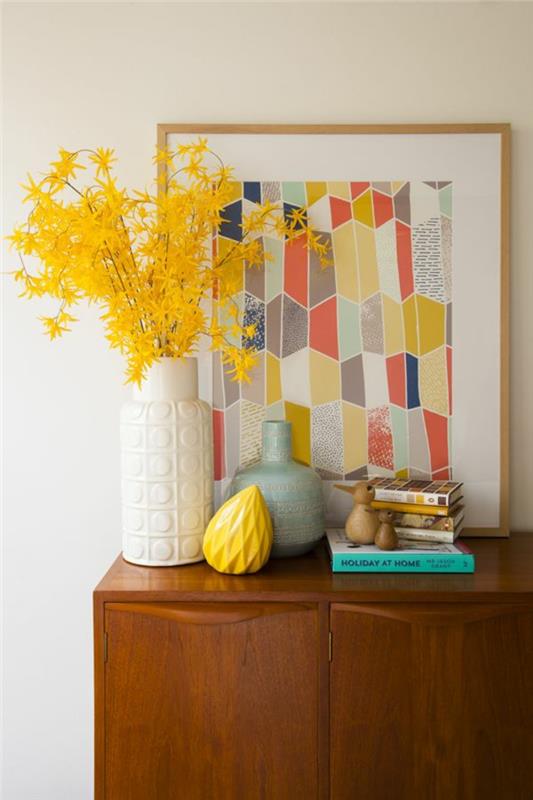 Sideboard koristavat keraamisia maljakoita keltaisia ​​kukkia oksia abstractkuva lipasto puu