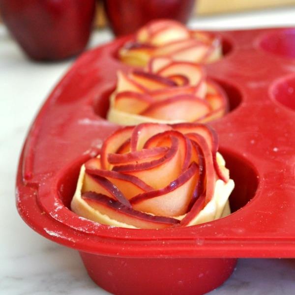 Omenamuffinit ruusunmuotoisia taikinan omenapaloja