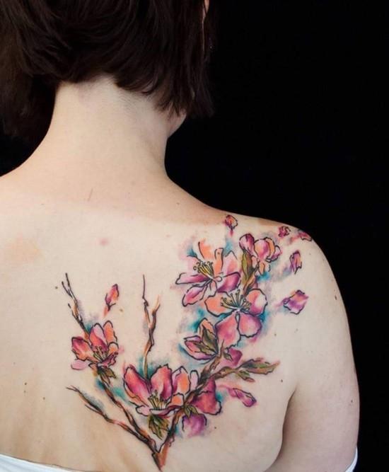 vesiväri kirsikankukka tatuointi takaisin