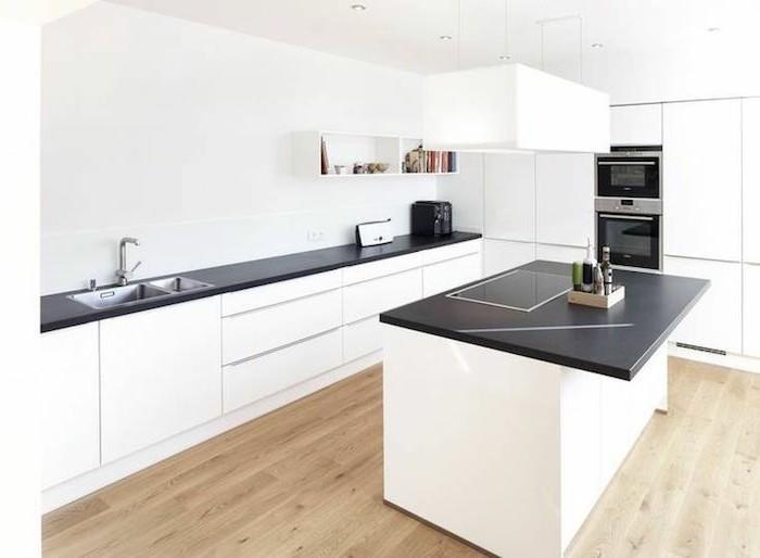 Mustavalkoisten huonekalujen keittiötaso luo upean värikontrastin