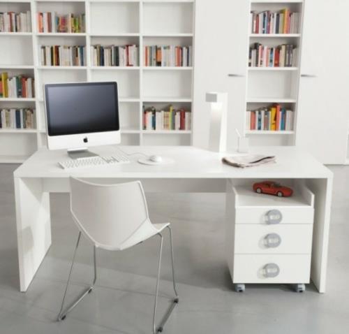 työpaikan minimalistinen työpöytä, jossa on säiliö