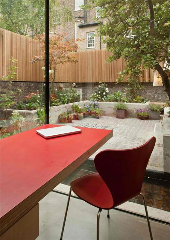 arkkitehtitalo jewelbox lontoo moderni arkkitehtuuri lasiseinät työpöytä punainen