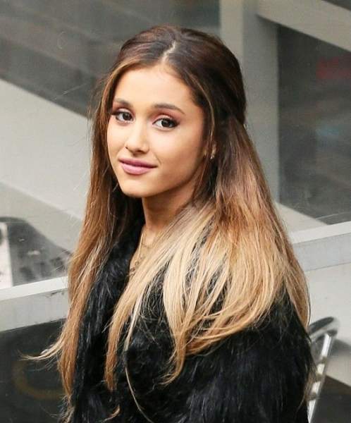 Ariana a laza egyenes hajban