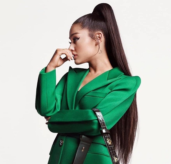Ariana Grande magas lófarka