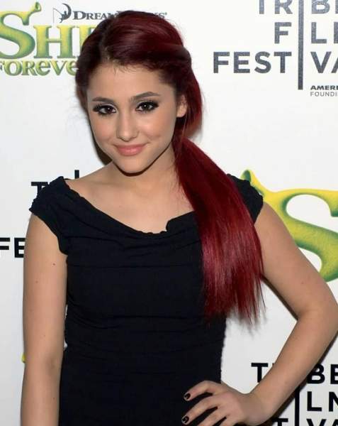 Ariana Grande i rødhår