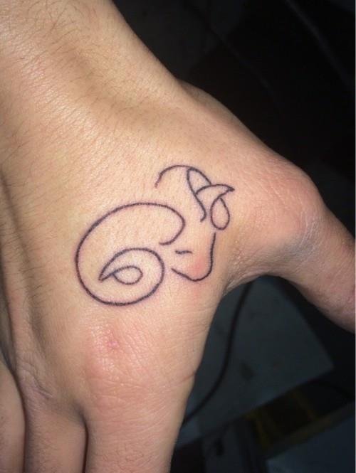 oinas horoskooppi pienet tatuoinnit miehet käden takana