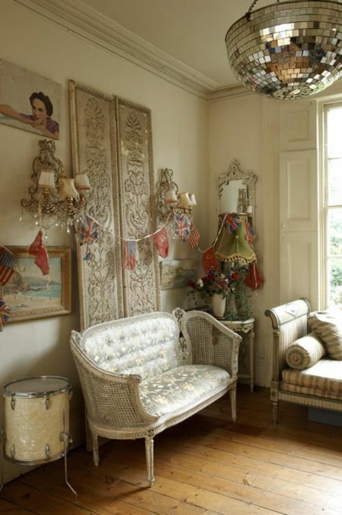 aristokraattinen ylellinen olohuone sohva peilipallo ylisuuri