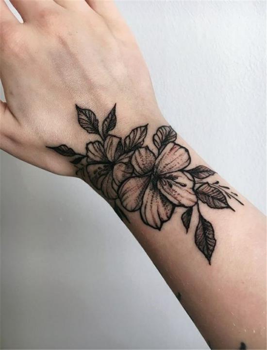 rannekoru tatuointi blackwork hyvät kukat