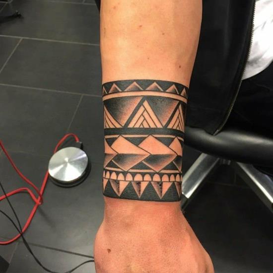 rannekoru tatuointi blackwork maori